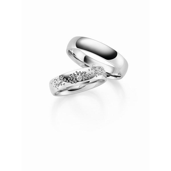 Romantiske Gerstner vielsesringe i 9 eller 14 karat hvidguld med 3 diamanter og blank overflade.
